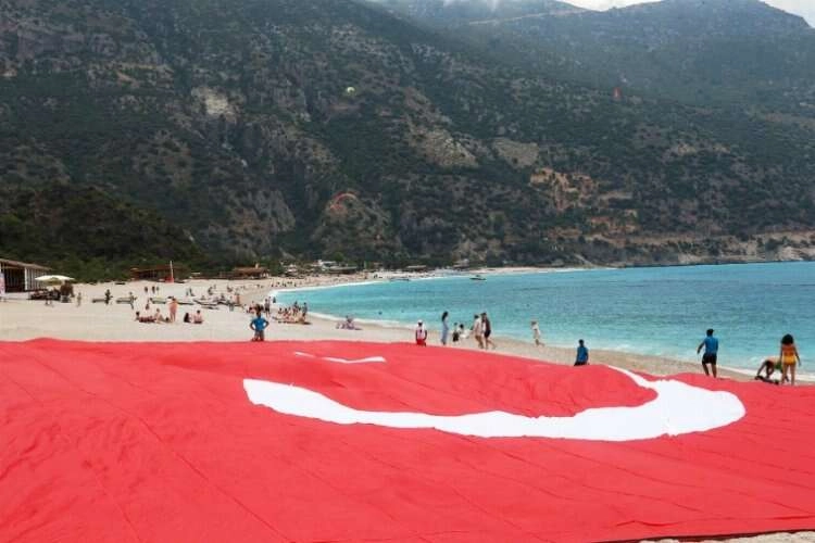 Ölüdeniz'de dev Türk bayraklı 19 Mayıs kutlaması