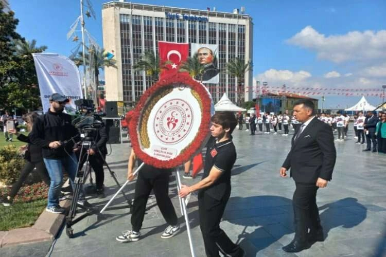 İzmir 19 Mayıs'ı coşkuyla kutladı haberinin görseli