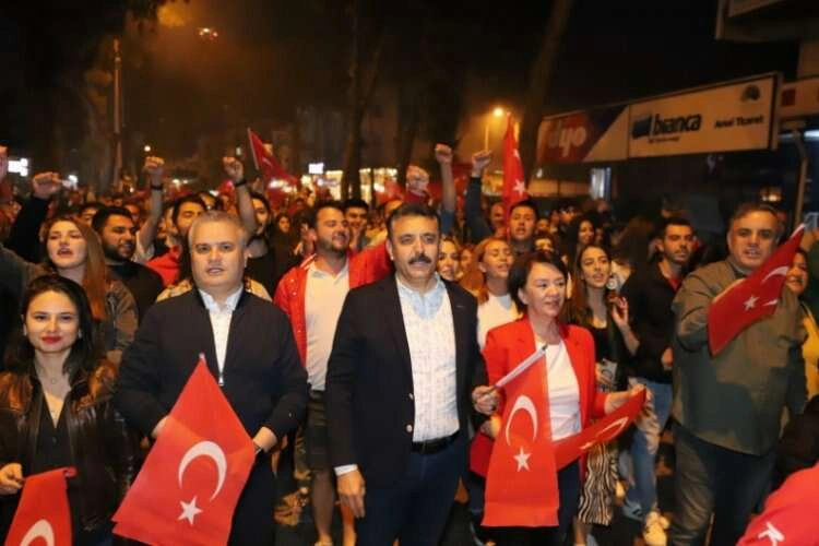 Dikili 19 Mayıs'ı coşkuyla kutladı haberinin görseli