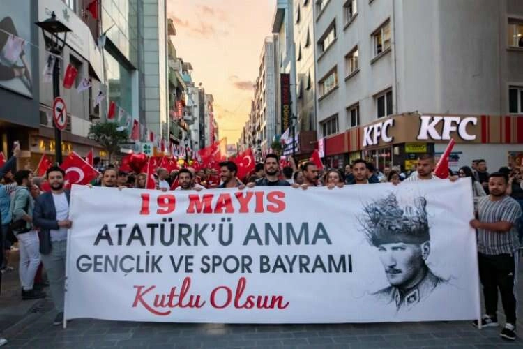 Karşıyaka 19 Mayıs’ta gelincik tarlasına dönüştü haberinin görseli