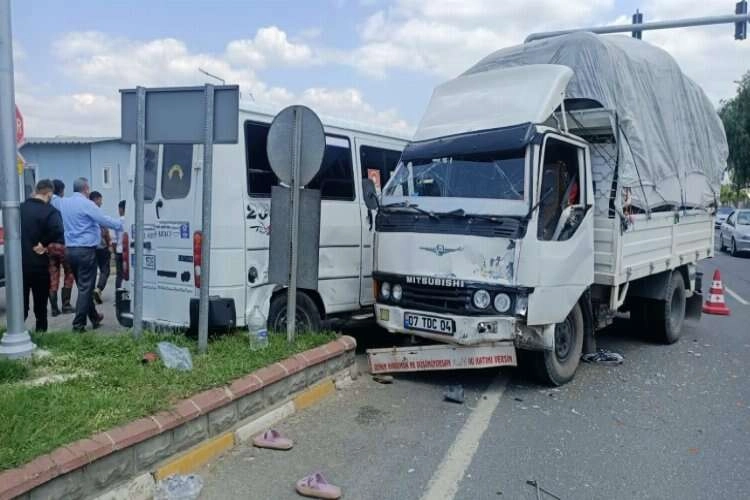 Aydın'da kaza! Minibüs ile kamyonet çarpıştı haberinin görseli