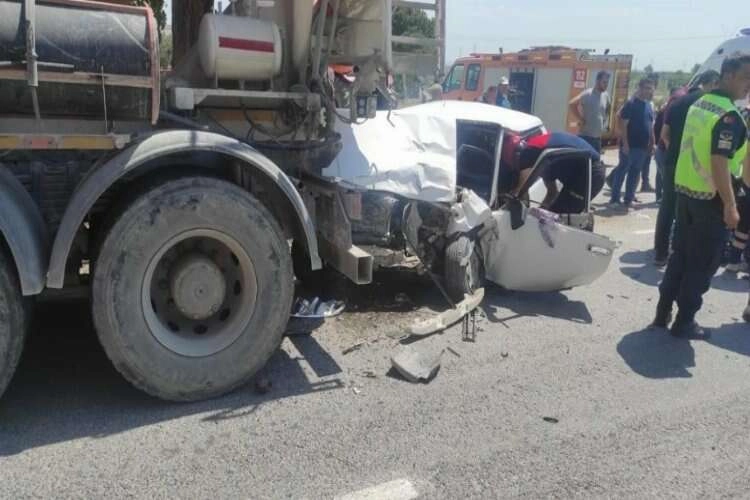 Aydın'da bir otomobil beton mikserinin altında kaldı haberinin görseli