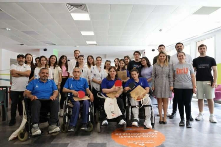 Sandalye Masa Tenisi sporcuları İEÜ'de