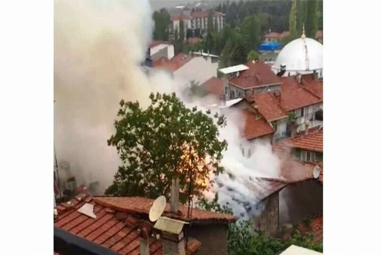 Kütahya'da ahşap ev yangını korkuttu haberinin görseli