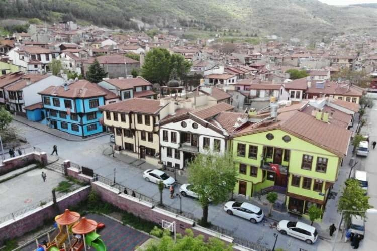 Bu sokakları gezenler geçmişe gidiyor haberinin görseli