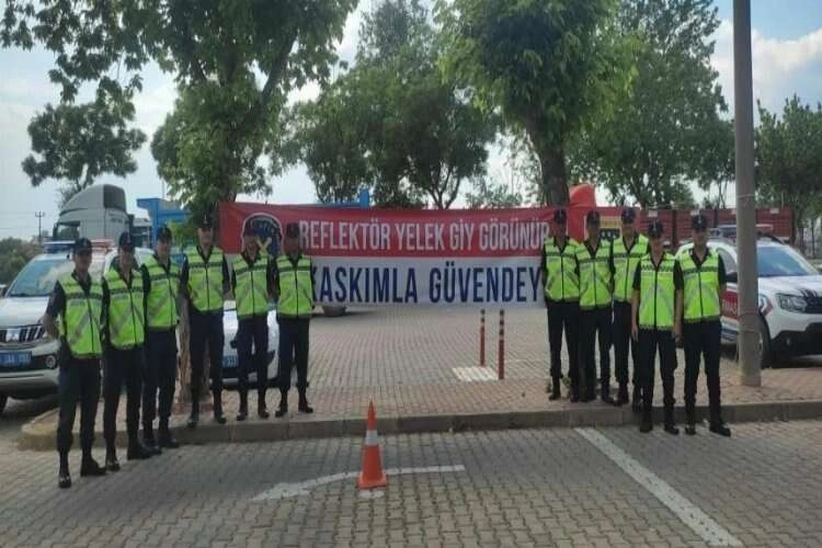 İzmir trafiğinde reflektif yelek dönemi haberinin görseli