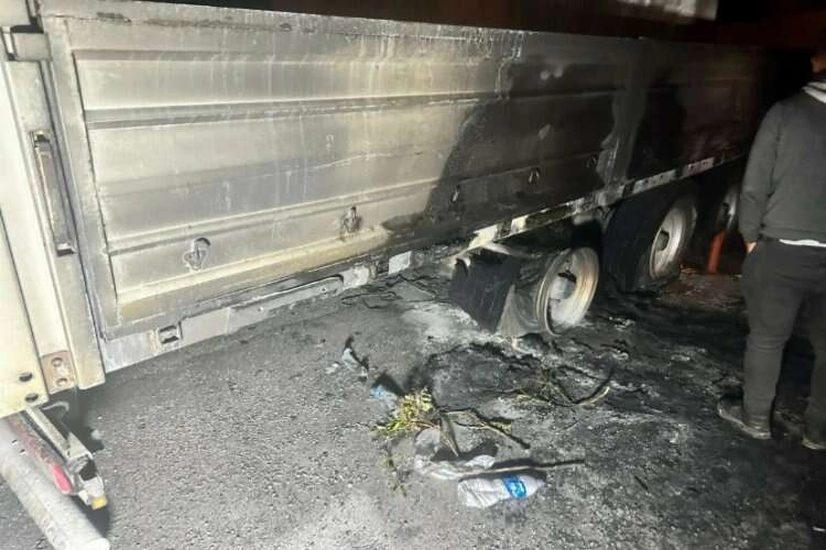Mermer blok yüklü tırda feci yangın haberinin görseli
