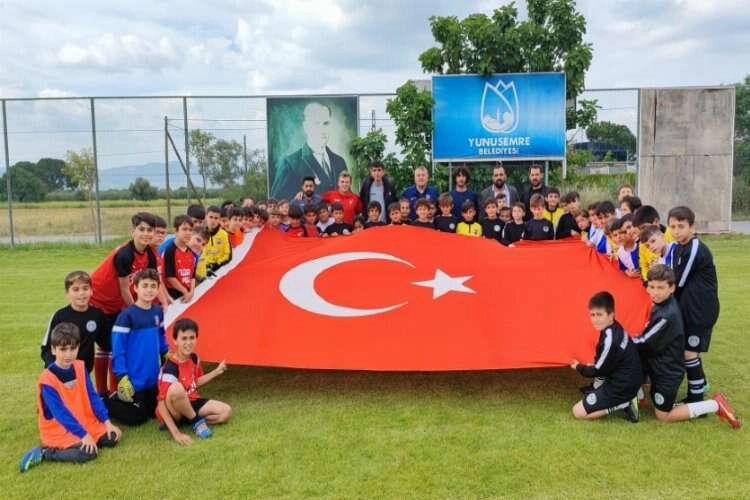 Manisa'da minik futbolcular ter döktü haberinin görseli