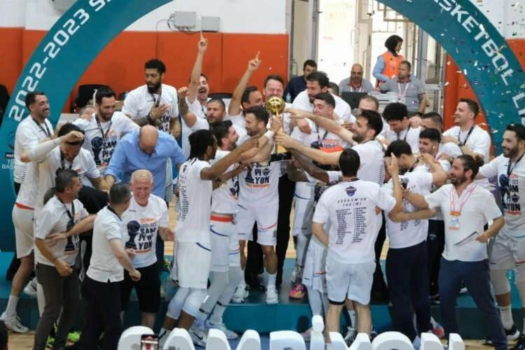 Çağdaş Bodrumspor şampiyonluk kupasını kaldırdı haberinin görseli