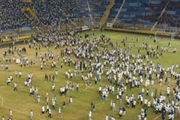 El Salvador'da futbol maçı izdihamı: 12 ölü haberinin görseli