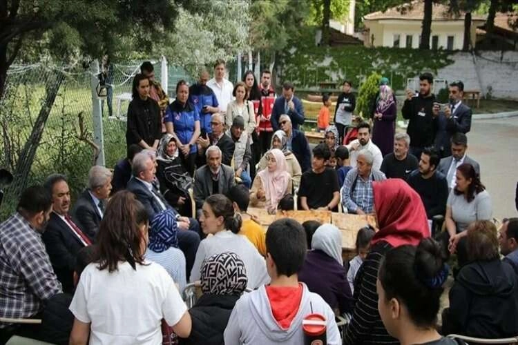 TBMM Başkanı Şentop, depremzedeleri ziyaret etti haberinin görseli