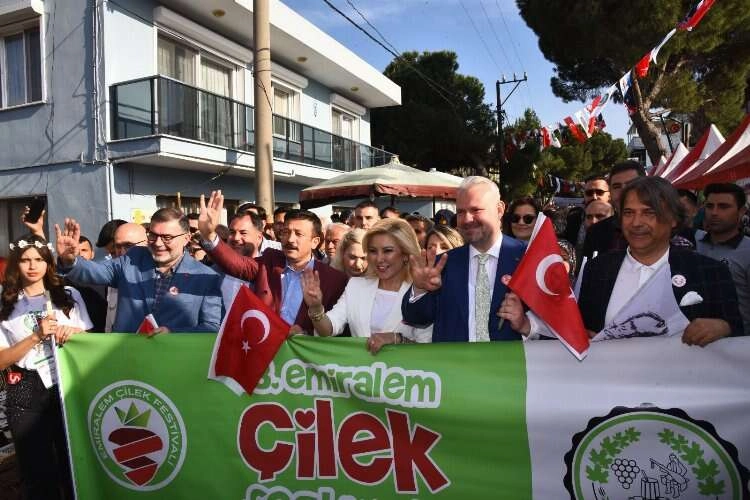 Çilek Festivali'nde İzmirlilerden yoğun ilgi