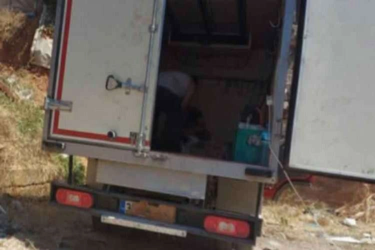 İzmir’de kamyonet arkasından kaçak et çıktı haberinin görseli