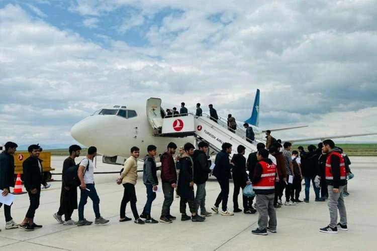 Ağrı'da 136 Afgan göçmen sınır dışı edildi haberinin görseli