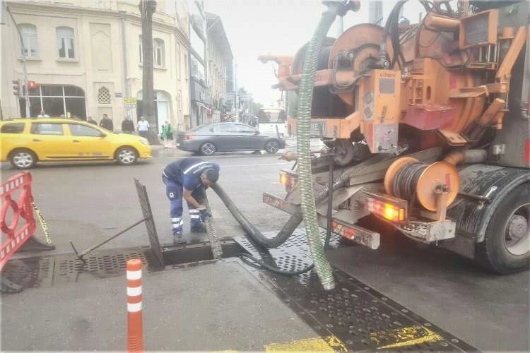İZSU ekiplerinden yağış öncesi tedbir haberinin görseli