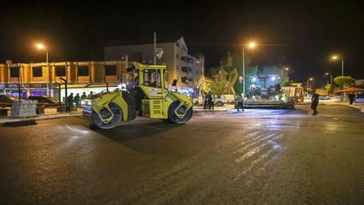Denizli Bozkurt'ta gece asfalt mesaisi haberinin görseli
