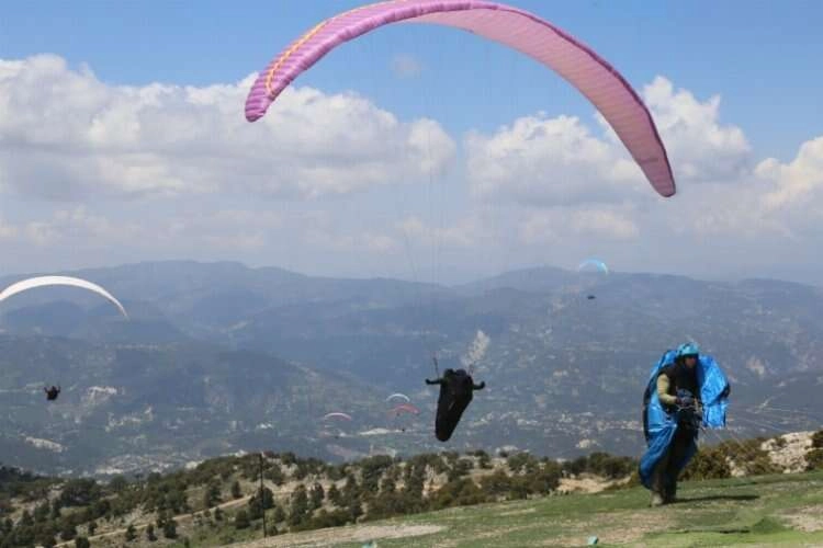 Denizli'de yamaç paraşütü yarışması sona erdi haberinin görseli