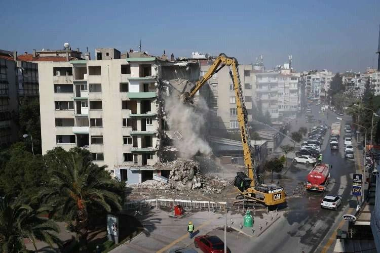 İzmir’in “Pisa Kuleleri” yıkıldı haberinin görseli