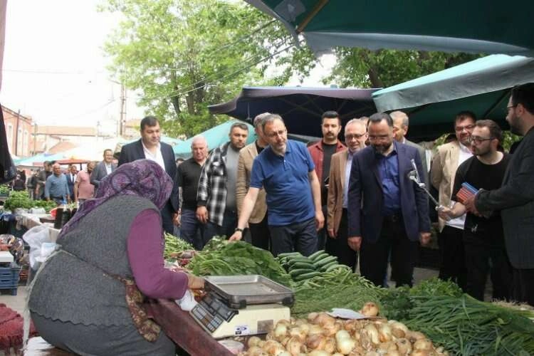 Bakan Kasapoğlu, Manisa'da pazar alışverişi yaptı haberinin görseli