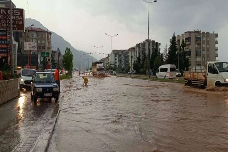 Sağanak yağış Denizli'de sele neden oldu haberinin görseli