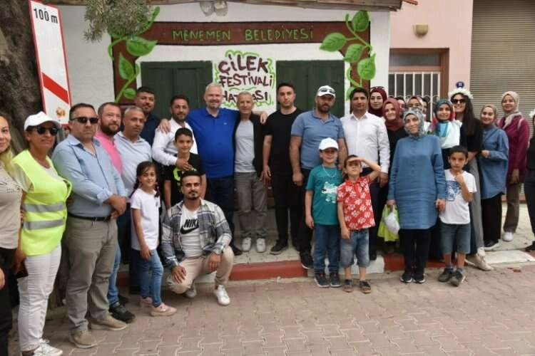 İzmir’li vatandaşlar Emiralem Çilek Festivali’nde buluştu haberinin görseli