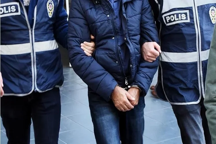 İzmir'de uyuşturucu satıcıları polisten kaçamadı haberinin görseli