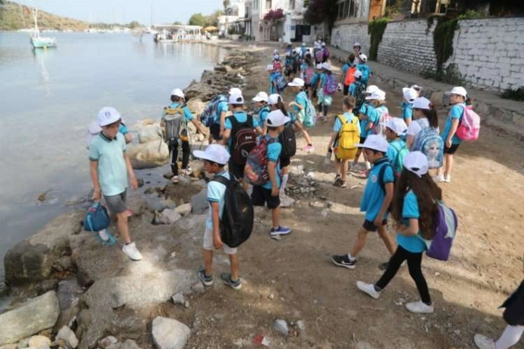 Bodrum’da öğrenciler temizlik etkinliğine katıldı haberinin görseli