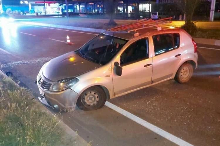 Aydın'da kaza! Otomobil, refüje çarptı haberinin görseli