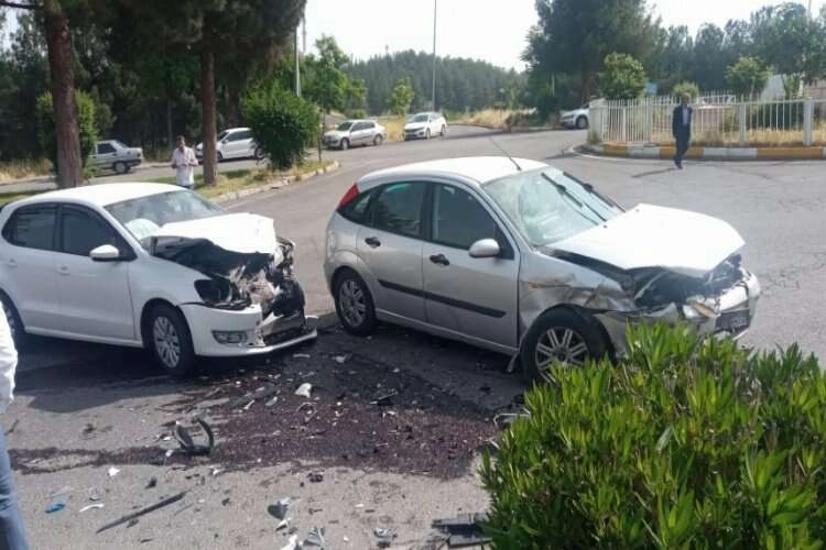 Diyarbakır'da kaza: Otomobiller kafa kafaya çarpıştı haberinin görseli