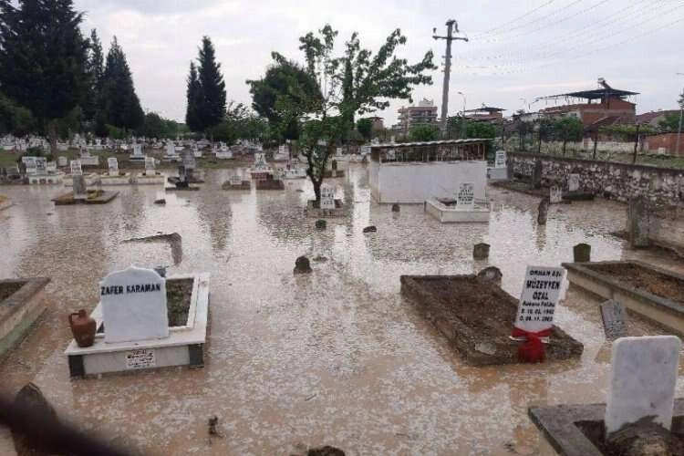 Aydın sağanak yağış mezarlığı su içerisinde bıraktı haberinin görseli
