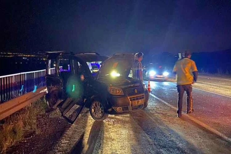 Denizli'de kaza! Otomobil, ticari araca çarptı haberinin görseli