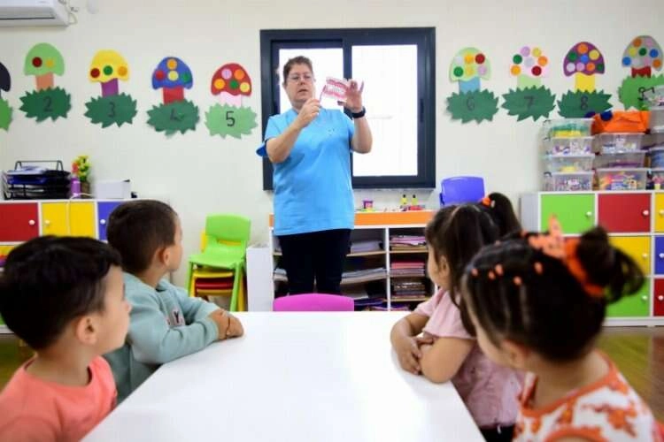 İzmir’de çocuklara ağız ve diş sağlığı eğitimi haberinin görseli
