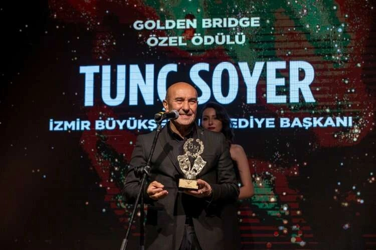 Başkan Soyer'e Golden Bridge Özel Ödülü haberinin görseli