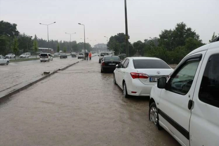 Denizli’de sağanak ulaşımı etkiledi