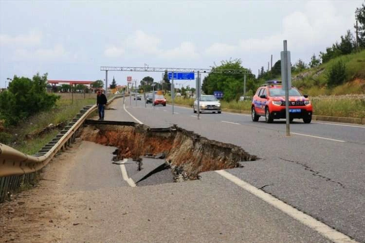 Muğla'da sağanak nedeniyle karayolu çöktü haberinin görseli