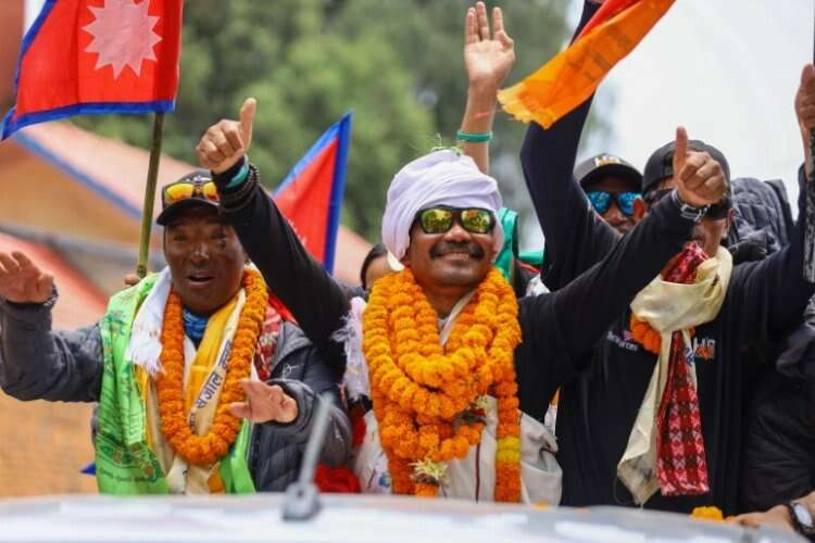 Magar, Everest Dağı'na tırmanan ilk çifte ampute oldu haberinin görseli