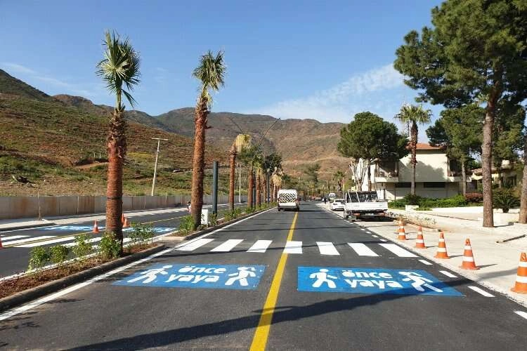 Muğla ekiplerinden yollarda çizgi çalışması haberinin görseli