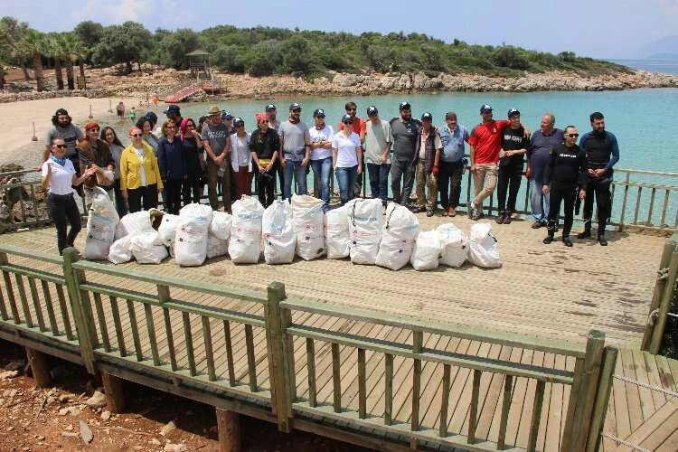 Muğla’da Sedir Adası'nda su altı ve kıyı temizliği haberinin görseli
