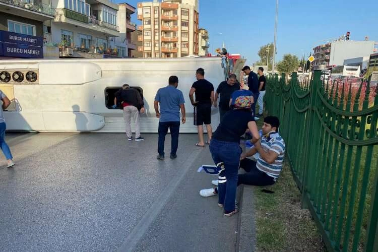 Antalya'da servis aracı otomobille çarpıştı haberinin görseli