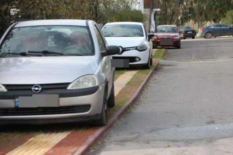 Engelli yolları araç sürücüleri tarafından işgal ediliyor haberinin görseli