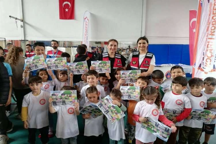 Jandarma, Robofest Kodlama Festivali’ne katıldı haberinin görseli