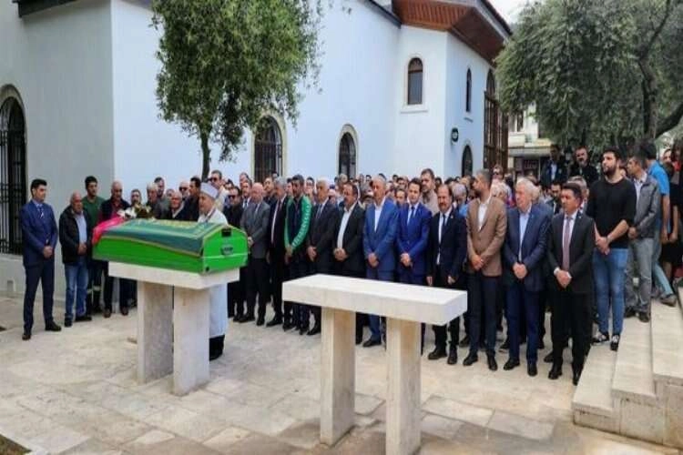 Minik Hazal son yolculuğuna uğurlandı haberinin görseli