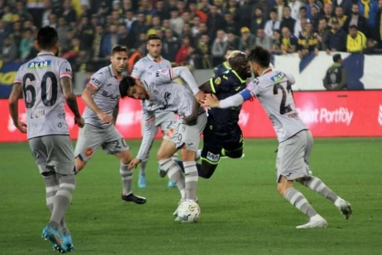 Başakşehir, finalde Fernerbahçe'ye rakip haberinin görseli