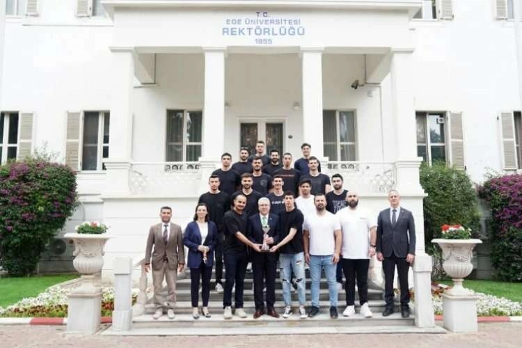 EÜ Erkek Voleybol Takımı Türkiye şampiyonu haberinin görseli