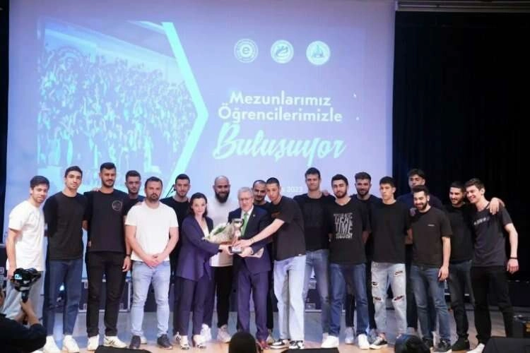 Ege’de öğrenciler ve mezunlar bir araya geldi haberinin görseli