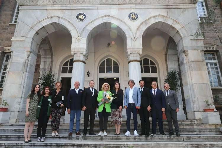 Şebnem Bursalı Yeşilay’ın münazara turnuvasına katıldı haberinin görseli