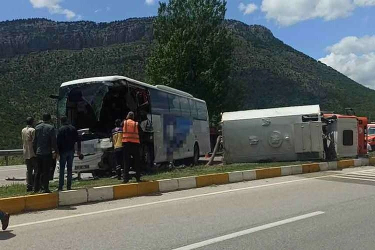 Konya'da kaza! Yolcu otobüsü ile temizlik aracı çarpıştı haberinin görseli