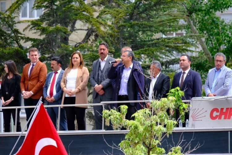 CHP'li Özel, Afyonkarahisarlı vatandaştan destek istedi haberinin görseli