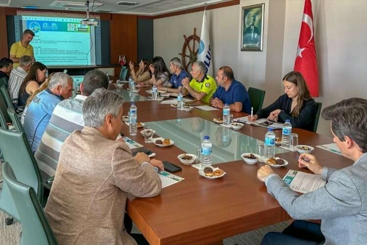 Çeşme'de koşulacak yarı maratonun toplantısı yapıldı haberinin görseli