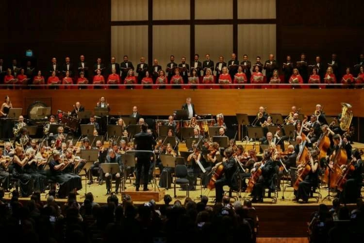 İzmir Devlet Senfoni Orkestrası konser verdi haberinin görseli